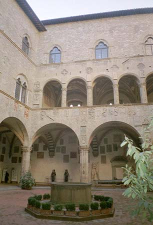 Cortile du palais du Bargello (blasons des podestats) 1250